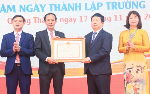 Các đồng chí lãnh đạo tỉnh chúc mừng một số trường nhân Ngày Nhà giáo Việt Nam 20.11